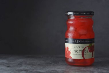 Corby, İngiltere, 29 Haziran 2019 - Opies kokteyl kiraz cam jr şişe, koyu arka plan üzerinde.