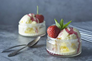 Nane yaprakları ve çilek ile lezzetli vanilyalı dondurma