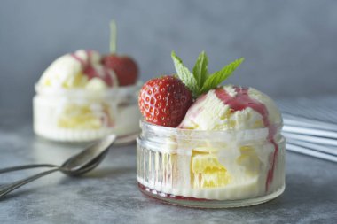 Nane yaprakları ve çilek ile lezzetli vanilyalı dondurma