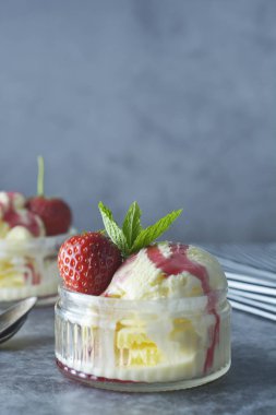 Nane yaprakları ve çilek ile Lezzetli vanilyalı dondurma, kopya alanı