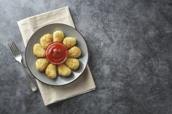 Nuggets de pollo con ketchup. Comida rápida. Copiar espacio . —  Fotos de Stock