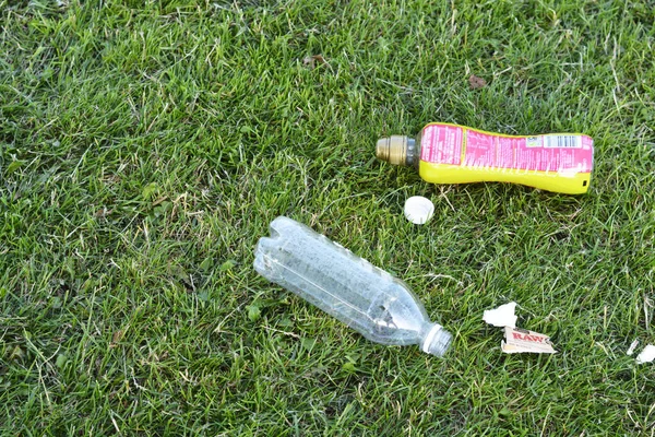 Corby, İngiltere, Haziran 29, 2019 - çim boş plastik şişe çöp, sıfır atık, gezegeni kurtarmak. — Stok fotoğraf
