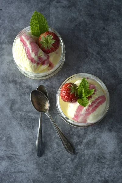 Delicioso sorvete de baunilha com folhas de hortelã e morangos, espaço de cópia. Sobremesa de verão . — Fotografia de Stock