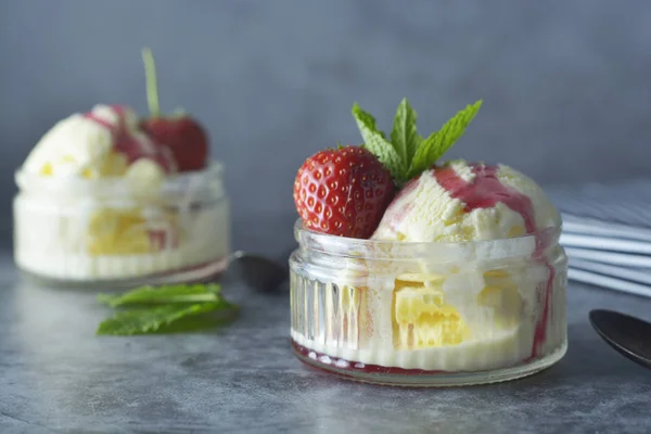 Delicioso sorvete de baunilha com folhas de hortelã e morangos — Fotografia de Stock