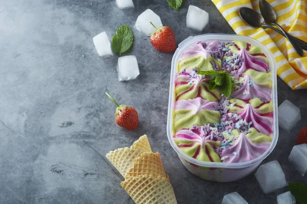 Surtido de helados. Varios helados de frutas y bayas en caja plstica. Postre de verano. Vista superior. Copiar espacio . — Foto de Stock