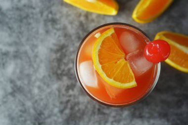 Yaz kokteyli. Nane, syrop, meyve dilimleri ve buz ile kiraz ile Portakal suyu. Koyu arka plan.