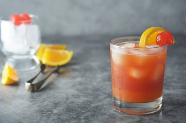 Yaz kokteyli. Nane, syrop, meyve dilimleri ve buz ile kiraz ile Portakal suyu. Koyu arka plan.