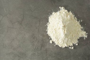 Yığın veya pirinç unu yığını karanlık arka plan izole. Glütensiz un. Sağlıklı gıda.