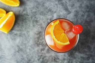 Yaz kokteyli. Nane, syrop, meyve dilimleri ve buz ile kiraz ile Portakal suyu. Koyu arka plan.