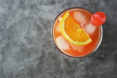 Yaz kokteyli. Nane, syrop, meyve dilimleri ve buz ile kiraz ile Portakal suyu. Koyu arka plan.