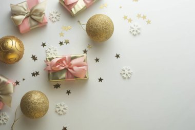 Noel, altın hediye kutuları parti, doğum günü arka plan baubles. Parlak sürpriz kopya alanı kutlayın. Yaratıcı düz yatıyordu üst görünüm.