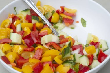 Kiraz domates, salatalık, soğan ve biber ile taze sağlıklı salata. Sağlıklı gıda.