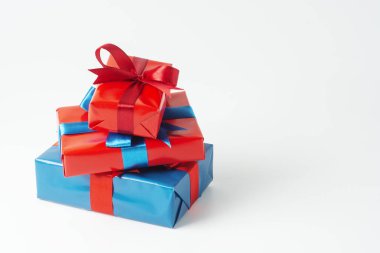 Mavi ve kırmızı hediye kutuları beyaz arka plan üzerinde izole. Noel, parti ya da doğum günü konsepti. Kopyalama alanı.