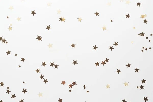Arany csillám, konfetti csillagok izolált fehér alapon. Karácsonyi, party vagy birthdau háttér. — Stock Fotó