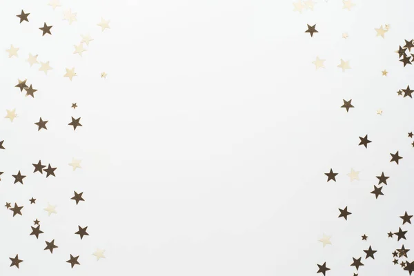 Goldglitzern, Konfettisterne auf weißem Hintergrund. Weihnachten, Party oder Geburtstag Hintergrund. — Stockfoto