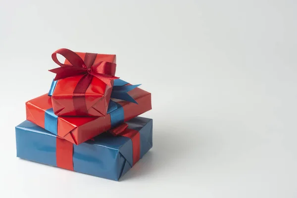 Coffrets cadeaux bleus et rouges isolés sur fond blanc. Noel, fête ou concept d'anniversaire. Espace de copie . — Photo