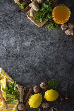 Zencefil, limon ve nane yaprakları koyu arka planda. Zencefil çayı, içecek maddeleri, soğuk ve sonbahar zamanı. Kopyalama alanı.