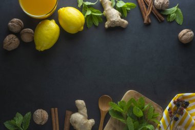 Zencefil, limon ve nane yaprakları koyu arka planda. Zencefil çayı, içecek maddeleri, soğuk ve sonbahar zamanı. Kopyalama alanı.