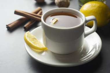 Koyu arka planda limon ve nane yaprakları ile zencefil çayı Fincan. Zencefil çayı, içecek maddeleri, soğuk ve sonbahar saati.