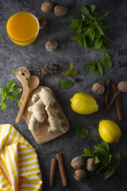 Zencefil, limon ve nane yaprakları koyu arka planda. Zencefil çayı, içecek maddeleri, soğuk ve sonbahar saati.