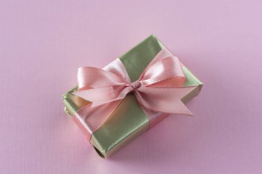 Pembe arka plan üzerinde Altın lüks hediye kutusu. Doğum günü, parti veya güzellik konsepti.