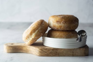 Beyaz bir tabak, rustik tarzı lezzetli şeker çörekler.