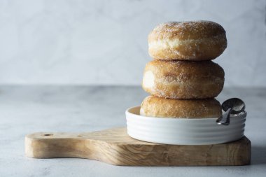 Beyaz bir tabak, rustik tarzı lezzetli şeker çörekler.