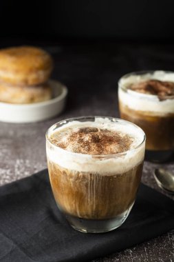 Bir cam bardak üzerinde dondurma ile Affogato kahve, koyu, siyah arka plan.