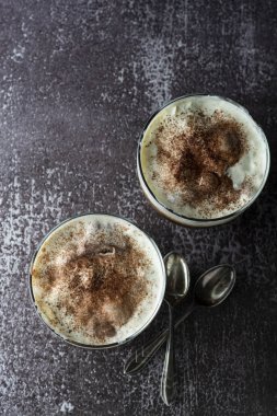 Cam bir bardak üzerine dondurma ile Affogato kahve, koyu, siyah arka plan. Düz yatıyordu.