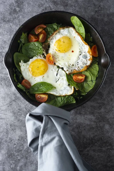 Pečené vajíčko na pánvi podávané s čerstvým třešňovým rajčaty. Zdravá snídaně. — Stock fotografie