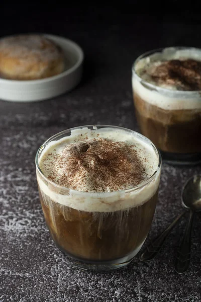 Café Affogato com sorvete em uma xícara de vidro, fundo escuro e preto . — Fotografia de Stock