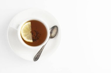 Beyaz bir arka plan üzerinde limon ve bal ile siyah çay. Sıcak çay bardağı izole, üst görünüm düz yatıyordu. Düz yatıyordu. Sonbahar, sonbahar veya kış içeceği. Kopyalama alanı.