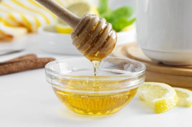 Altın doğal bal sonbahar kış sıcak içecek madde cam kase bal kaşığı mevsimlik