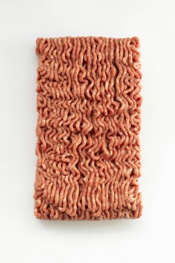 Çiğ kıyma, beyaz arka plan üzerinde izole kopyala yapıştır pişirme hamburger üst görünümü