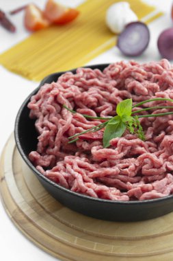 Kıyma kırmızı pişmemiş et pişirme madde hambruger biftek beyaz arka plan kopya alanı