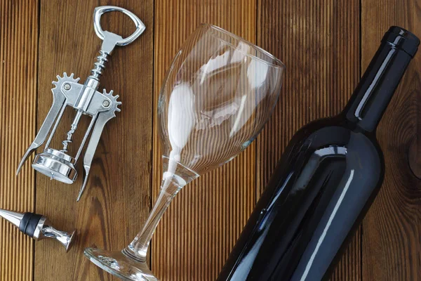 Wijn fles met Wineglass corckscrew rustieke houten plank, kopieer ruimte. Platte lay. — Stockfoto