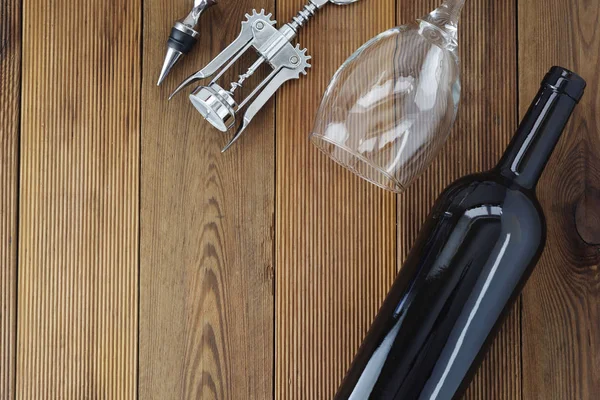 Wijn fles met Wineglass corckscrew rustieke houten plank, kopieer ruimte. Platte lay. — Stockfoto