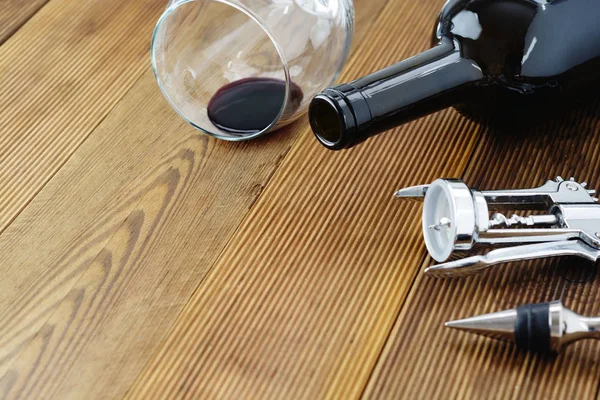 Wijn fles met Wineglass corckscrew rustieke houten plank, kopieer ruimte. Platte lay. — Stockfoto
