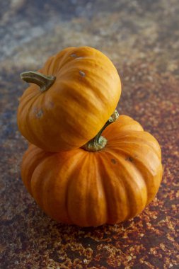 Grunge dokulu arka plan turuncu kabaksonbahar kompozisyon. Cadılar Bayramı konsepti.