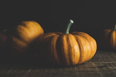 Turuncu littlep kabak koyu ahşap arka plan derin gölgeler, rustik tarzı halloween, şükran, sonbahar