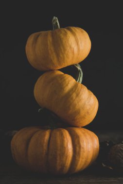 Turuncu littlep kabak koyu ahşap arka plan derin gölgeler, rustik tarzı halloween, şükran, sonbahar