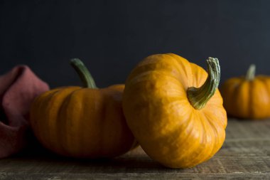 Turuncu littlep kabak koyu ahşap arka plan derin gölgeler, rustik tarzı halloween, şükran, sonbahar