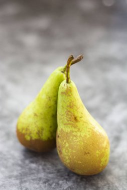 Taze armutlar, kopyalama alanı ile gri arkaplanda meyvelenmiş sonbahar.