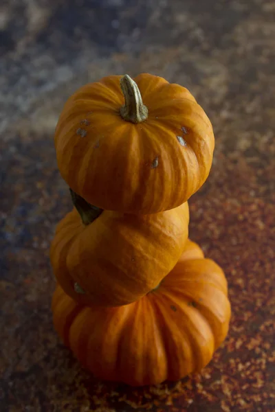 Calabazas naranja composición otoñal sobre fondo texturizado grunge. Concepto Halloween . — Foto de Stock