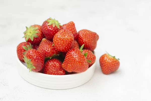 Fresa fresca sobre fondo blanco en tazón blanco, frutas frescas para el desayuno o merienda saludable, espacio para copiar — Foto de Stock