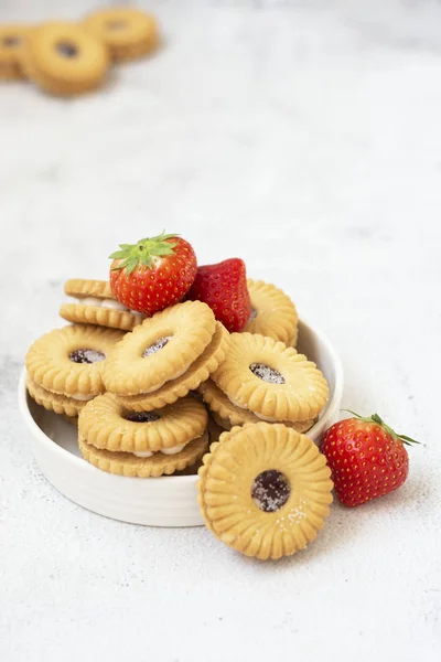 Galleta de mermelada de postre con mermelada de fresa aislada, bocadillo dulce — Foto de Stock