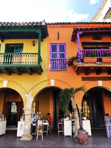 Cartagena, Colombia. 30 de agosto de 2019 - casas coloridas, calles de Cartagena, Colombia . — Foto de Stock