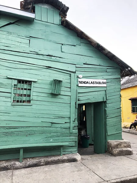 Kartagina, Kolumbia. 30 sierpnia 2019 - stary drewniany zielony hiszpański dom, budynek w zabytkowym starym mieście Cartagena w Kolumbii. — Zdjęcie stockowe