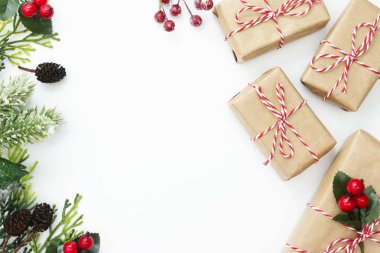 Noel arkaplanı, hediye kutuları ve kış süslemeleriyle süslen, beyaz arka planda. Kış tatili Kopyalama alanı olan üst görünüm.