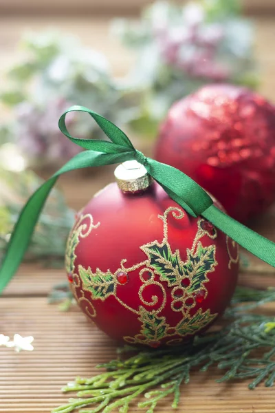 Fondo de Navidad, tarjeta de felicitación. Hermoso adorno rojo con cinta verde, ramas de abeto, decoración de invierno, cajas de regalo sobre fondo de madera. Copiar espacio . — Foto de Stock